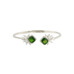 Brazalete de diseño de lujo en plata de ley 925 con dos piedras de turmalina verde naturales de corte facetado cuadrado y detalles de circonitas.