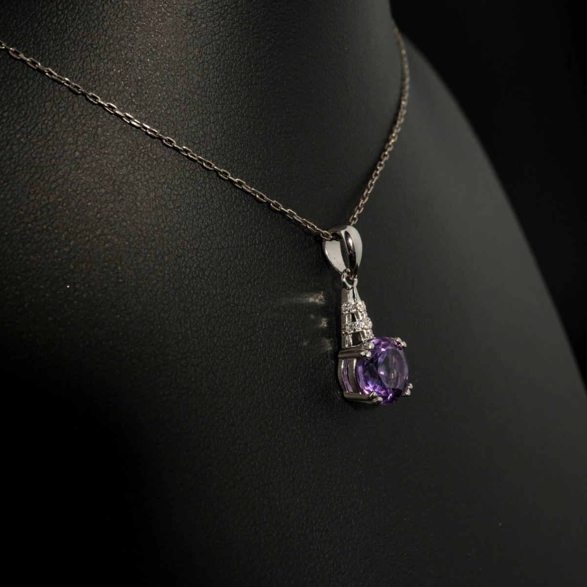 Ciondolo di design di lusso realizzato con una pietra di ametista viola naturale a taglio sfaccettato rotondo incastonata in argento sterling 925.