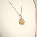 Ciondolo di design di lusso realizzato con pietre di opale naturale a taglio cabochon ovale incastonate in argento sterling 925 con accenti di zirconi.