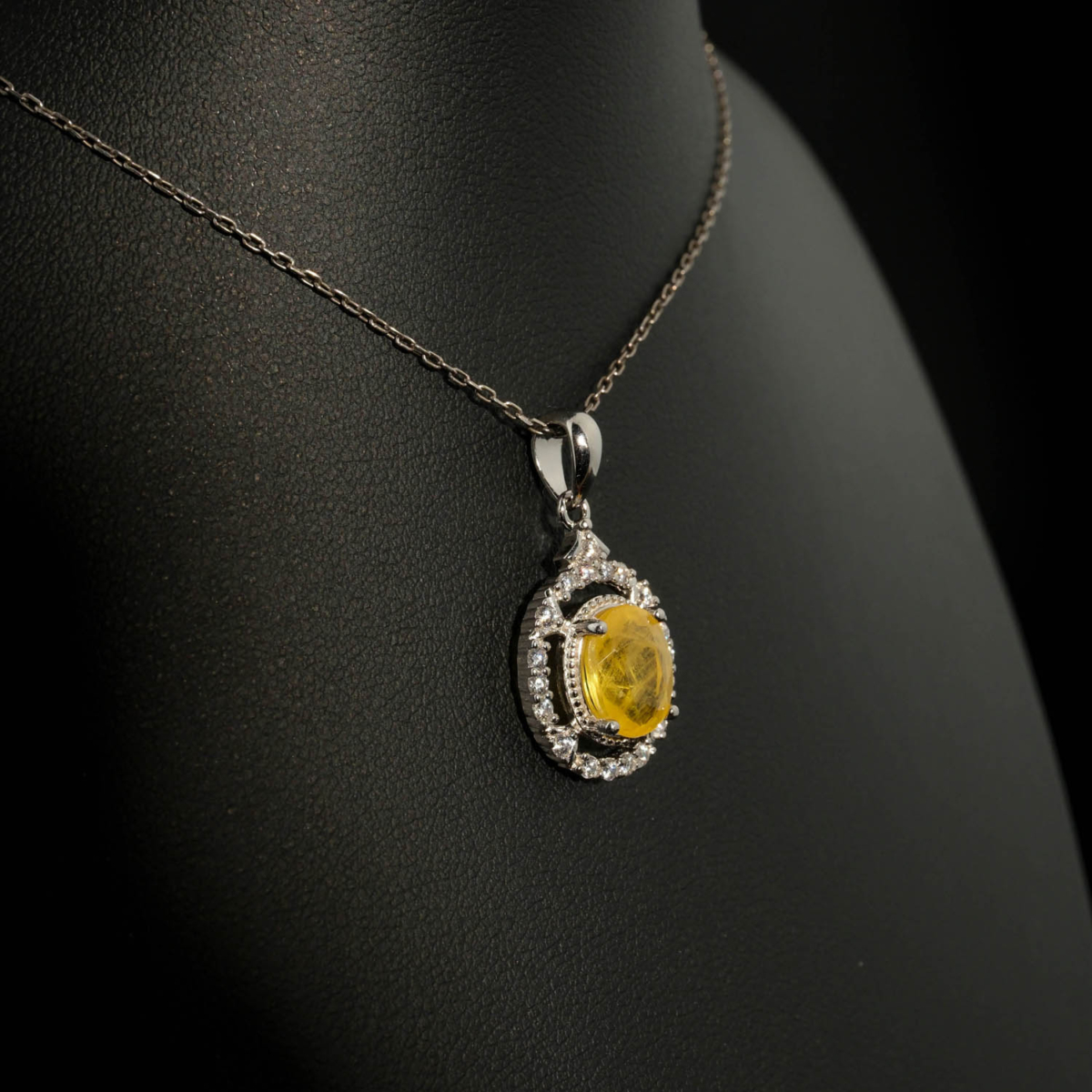 Luxus-Design-Kette aus einem originalen gelben Saphir-Edelstein im Oval-Cabochon-Schliff, gefasst in 925er Sterlingsilber mit Zirkon-Halo.