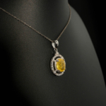 Luxus-Design-Kette aus einem originalen gelben Saphir-Edelstein im Oval-Cabochon-Schliff, gefasst in 925er Sterlingsilber mit Zirkon-Halo.