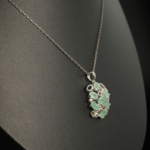 Pendentif de luxe en argent sterling 925 orné de pierres d'émeraude verte originales coupe facette ovale avec motifs de zircon.