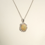 Colgante de diseño de lujo hecho de piedras de ópalo natural de corte cabujón ovalado engastadas en plata de ley 925 con detalles de circonitas.