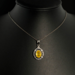 Ciondolo di design di lusso realizzato con una pietra di zaffiro giallo naturale a taglio cabochon ovale incastonata in argento sterling 925 con halo di zirconi.