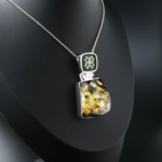 Collier de collection en argent sterling 925 fabriqué à la main avec une pierre d'ambre naturelle originale, décoré d'un travail en émail vert foncé et d'élégants motifs en argent.