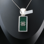Collana da collezione realizzata a mano in argento sterling 925 con pietra d'ambra naturale originale rettangolare verticale, decorata con smalto verde scuro ed eleganti motivi in argento.