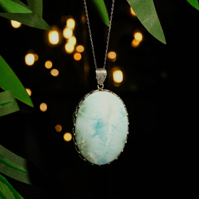 Büyük boy oval kabaşon orijinal larimar doğal taşlı ve el işçiliği gravürlü 925 ayar gümüş kolye. 925 sterling silver necklace featuring a large size oval cabochon original larimar natural stone and handcrafted engravings.
