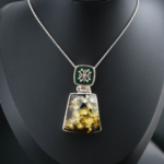 Handgefertigte Sammler-Halskette aus 925er Sterlingsilber mit einem originalen Naturbernstein, verziert mit dunkelgrüner Emaillearbeit und eleganten Silbermotiven.