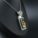 Collar de colección hecho a mano en plata de ley 925 con una piedra de ámbar natural original rectangular vertical, decorado con esmalte verde oscuro y elegantes motivos de plata.