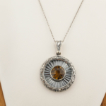 Collier en argent 925 orné d'une pierre naturelle de citrine originale de taille ronde et de détails en argent radiant faits à la main.