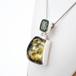 Collar de colección hecho a mano en plata de ley 925 con una piedra de ámbar natural original, decorado con esmalte verde oscuro y elegantes motivos de plata.