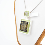 Collar de colección hecho a mano en plata de ley 925 con una piedra de ámbar natural original, decorado con esmalte verde pistacho y elegantes motivos de plata.