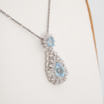 Collier au design élégant en argent sterling 925 avec des topazes bleues facettées entourées de montures en zircone, présenté dans DSCF0704.jpg.