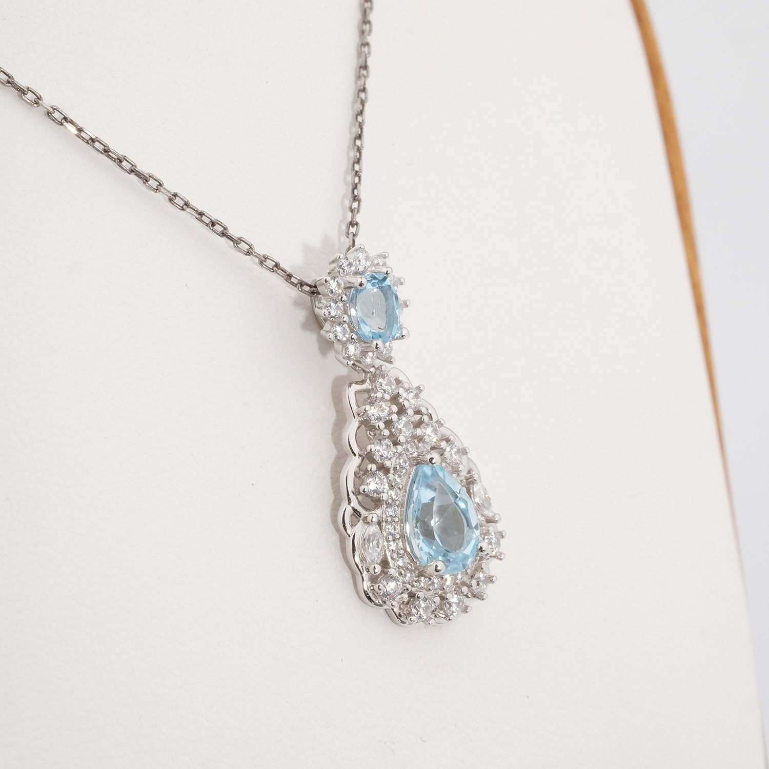 Collier au design élégant en argent sterling 925 avec des topazes bleues facettées entourées de montures en zircone, présenté dans DSCF0704.jpg.