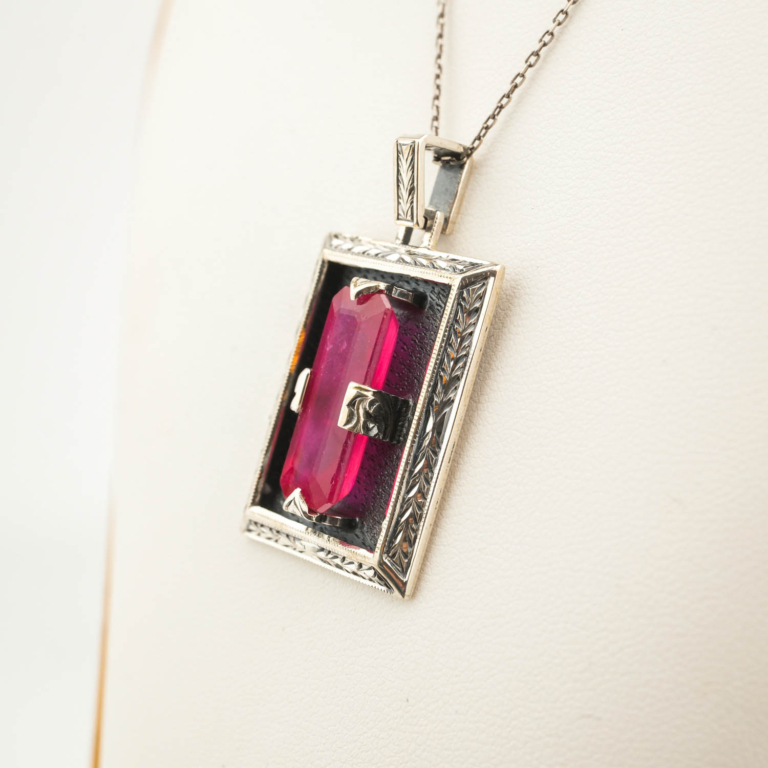 Collier en argent 925 orné d'une pierre naturelle de rubis original de taille facette rectangulaire dans un cadre rectangulaire avec des motifs floraux faits à la main.