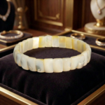 Rolex-Armband im Rechteckschliff aus originalem Ozean-Perlmutt mit irisierenden Reflexen in Perlweiß- und Cremetönen.