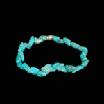 Pulsera flexible de piedra natural hecha de fragmentos de turquesa asimétricos orgánicos con un separador plateado.