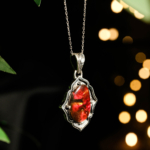 Collar de plata 925 con una piedra natural de ópalo ammonite bodrial original con destellos ardientes rojos y verdes y motivos detallados hechos a mano.