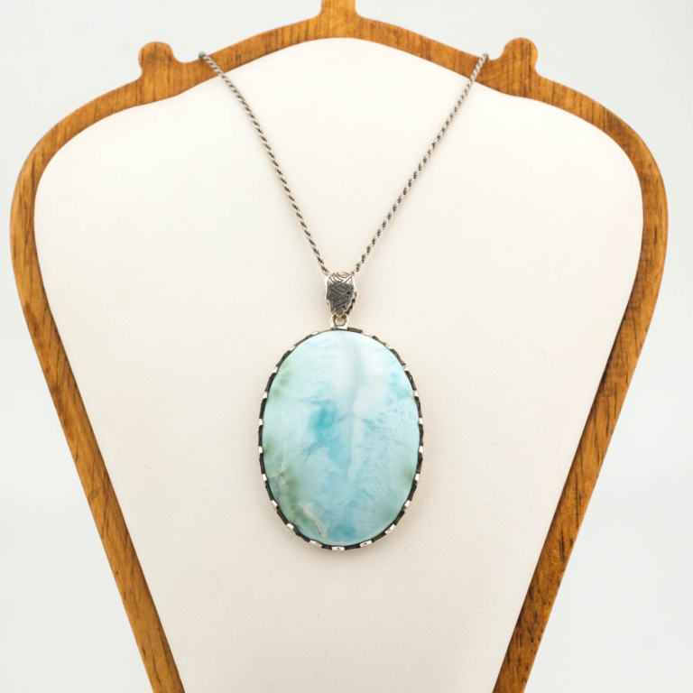 Collier en argent 925 orné d'une pierre naturelle de larimar original de taille cabochon ovale grand format et de gravures faites à la main.