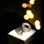 Bague pour homme en argent 925 ornée d'une pierre naturelle de grenat original de taille ronde et de motifs détaillés faits à la main.
