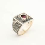 Bague pour homme en argent 925 ornée d'une pierre naturelle de grenat original de taille facette octogonale dans une monture carrée avec des motifs floraux faits à la main.