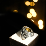 Özel kesim orijinal sitrin doğal taşlı ve detaylı el işçiliği motifli 925 ayar gümüş erkek yüzük. 925 sterling silver mens ring featuring a special cut original citrine natural stone and detailed handcrafted motifs.