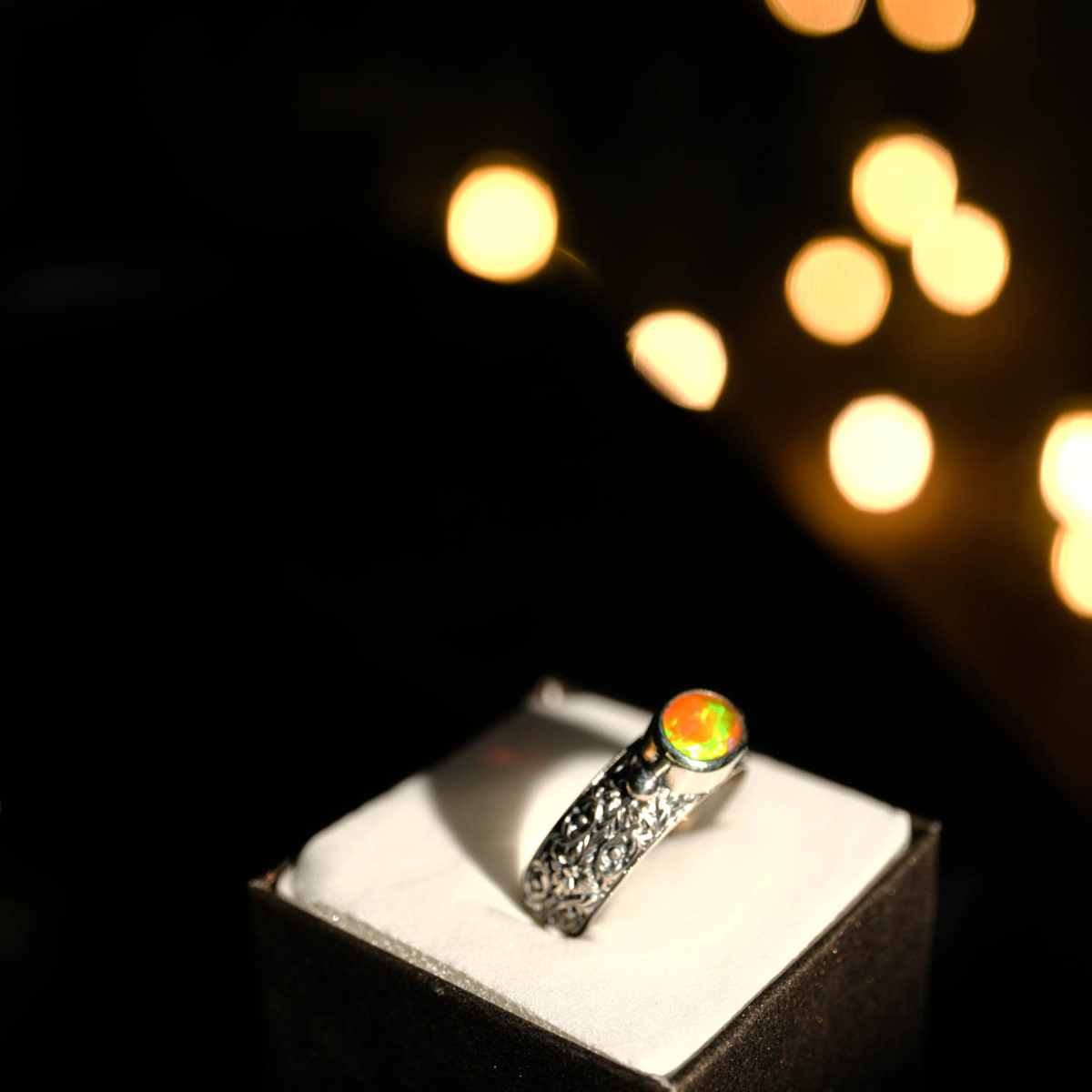 Oval kesim orijinal turuncu opal doğal taşlı ve detaylı el işçiliği motifli 925 ayar gümüş yüzük. 925 sterling silver ring featuring an oval cut original orange opal natural stone and detailed handcrafted motifs.