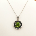 Collier en argent 925 orné d'une pierre naturelle de péridot original de taille ronde et de détails de griffes en forme de pétale de fleur.