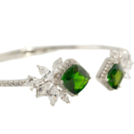 Bracelet manchette de luxe en argent sterling 925 orné de deux tourmalines vertes originales coupe carrée facettée avec motifs de zircon.