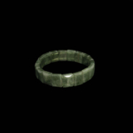 Bracelet flexible unisexe de coupe rolex fabriqué en quartz rutile vert naturel original avec des inclusions d'aiguilles foncées.
