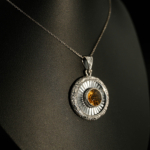 Collar de plata 925 con una piedra natural de citrino original de corte redondo y detalles en plata radiante hechos a mano.
