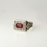 Herrenring aus 925er Sterlingsilber mit einem rechteckig facettierten originalen Granat-Naturstein in einem quadratischen Rahmen mit handgefertigten floralen Motiven.
