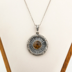 Collana in argento 925 con una pietra naturale di citrino originale con taglio rotondo e dettagli in argento radiante fatti a mano.