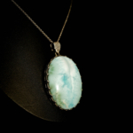 Collar de plata 925 con una piedra natural de larimar original de talla cabujón ovalada de gran tamaño y grabados hechos a mano.