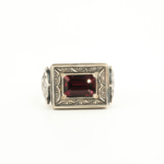 Anello da uomo in argento 925 con una pietra naturale di granato originale con taglio a faccette rettangolare in una cornice quadrata con motivi floreali fatti a mano.