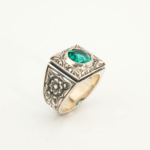 Anillo de hombre de plata 925 con una piedra natural de topacio color paraiba original de talla faceta en un marco cuadrado con motivos florales hechos a mano.