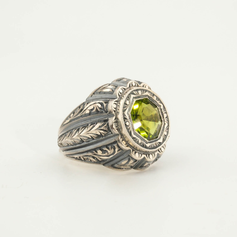 Anillo de hombre de plata 925 con una piedra natural de peridoto original de talla faceta octogonal y grabados hechos a mano.