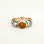 Ring aus 925er Sterlingsilber mit einem oval geschliffenen originalen orangefarbenen Opal Naturstein und detaillierten handgefertigten Motiven.
