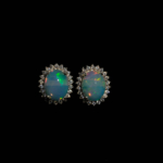 Pendientes de diseño de lujo hechos de piedras de ópalo natural de corte cabujón ovalado engastadas en plata de ley 925 con halo de circonitas.
