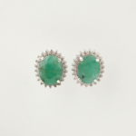 Boucles d'oreilles de luxe en argent sterling 925 ornées de pierres d'émeraude originale coupe ovale et d'un halo de zircon.
