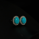 Pendientes de diseño de lujo hechos de piedras de turquesa natural de corte cabujón ovalado engastadas en plata de ley 925 con halo de circonitas.