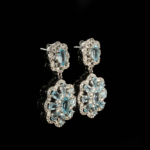 Orecchini di design di lusso in argento sterling 925 con pietre di topazio azzurro naturale a taglio sfaccettato in forma di fiore.