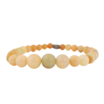 Pulsera flexible de piedra natural hecha de cuentas redondas de opalo graduadas que muestran vibrantes efectos de juego de colores.