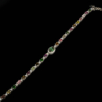 Luxus-Damenarmband aus 925er Sterlingsilber, besetzt mit bunten Turmalin-Edelsteinen im Facettenschliff, einem dunkelgrünen Zentrum und Verlängerungskette.