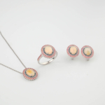 Parure de luxe en argent sterling 925 comprenant une bague, des boucles d'oreilles et un pendentif ornés d'opales cabochon, de saphirs bleus et de grenats roses.