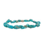Bracciale flessibile in pietra naturale realizzato con schegge de turchese asimmetrico organico con un distanziatore argentato.