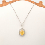 Colgante de diseno de lujo hecho de una piedra de zafiro amarillo natural de corte cabochon ovalado engastada en plata de ley 925 con halo de circonitas.