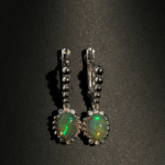 Juego de joyas de lujo en plata de ley 925 que incluye anillo, pendientes y colgante adornados con ópalos naturales de corte cabujón.