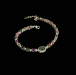 Bracciale di lusso da donna in argento sterling 925 ornato con pietre di tormalina colorata a taglio sfaccettato con un centro verde scuro e catenella di estensione.