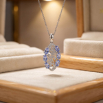 Luxus-Design-Kette aus 925er Sterlingsilber, besetzt mit originalen Saphir-Edelsteinen im Facettenschliff und Zirkon-Details.
